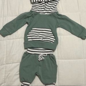 Baby boys Hooded outfit 0-6 months (NWOT)